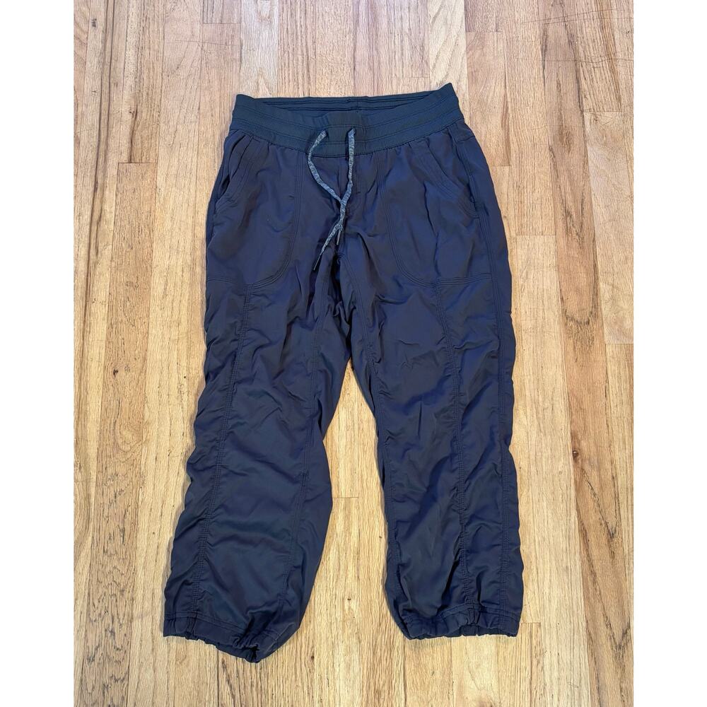 Women’s North Face Aphrodite Gray Ruched Capri Pants Hiking Outdoor, size Small